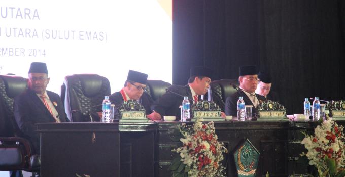 Rapat paripurna istimewa dipimpin Ketua DPRD Sulut sementara Steven Kandouw (foto beritamanado)