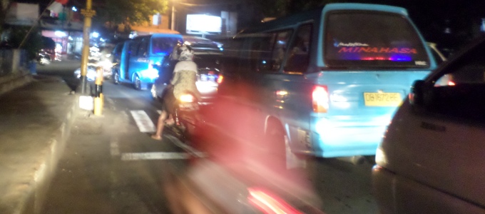 Kemacetan di simpang lampu merah Wanea