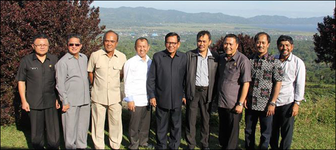Foto bersama dengan latar belakang pemandangan di Bukit Temboan, Tomohon.