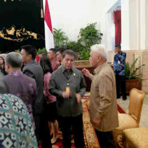 Gubernur Sulut DR Sinyo Harry Sarundajang bersama Menko Perekonomian Hatta Rajasa Berbincang-bincang di Istana Negara sebelum Upacara dimulai