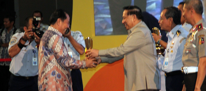 Lomban ketika menerima penghargaan WTN kedua (foto ist)