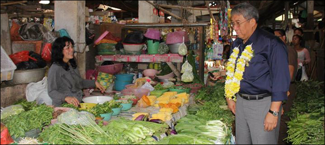 Berbincang bersama pedagang di Pasar Beriman Tomohon.