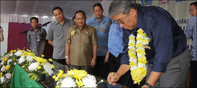 Wakil Menteri Perdagangan Bayu Krisnamurthi melakukan penandatanganan prasasti peresmian Pasar Segar Beriman Tomohon, Kamis (4/9/2014).