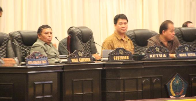 Pimpinan sementara Steven Kandouw dan Stefanus Vreeke Runtu bersama Gubernur Sulut diperankan staff sekretariat DPRD (foto beritamanado)