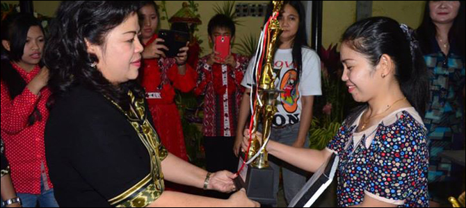 Penyerahan trofi Ketua Dharma Wanita Persatuan (DWP) Ginny Poli-Ponamon kepada para pemenang.
