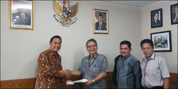 Jimmy Eman menyerahkan proposal kepada Sekretaris Dirjen Perdagangan Dalam Negeri Jimmy Bella didampingi Kadisperindag dan Plt Dirut PD Pasar.