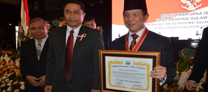 Gubernur Sulut Dr S H Sarundajang menerima penghargaan Ambasador For Peace (duta perdamaian) dari Ketua The Universal Peace Federation (UPF) Mr Edgard Tanate