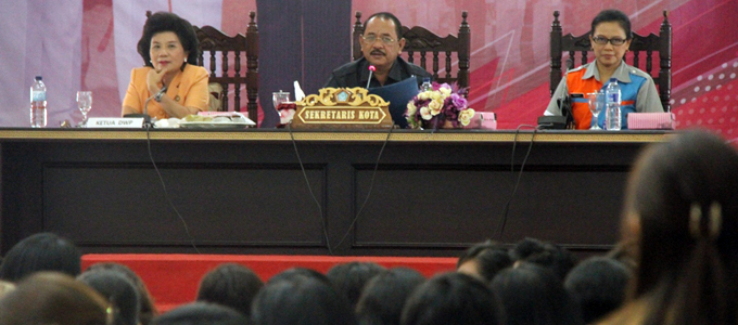 Humiang ketika memimpin pertemuan DWP Kota Bitung (foto ist)