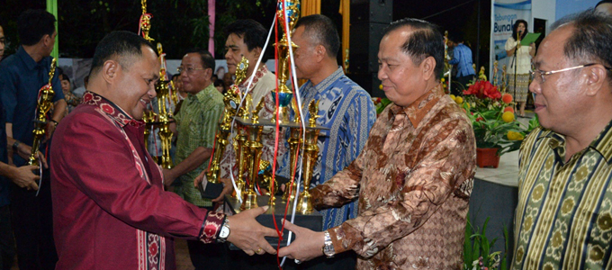 Lomban ketika menerima piala juara di pemeran HUT Provisi Sulut (foto ist)