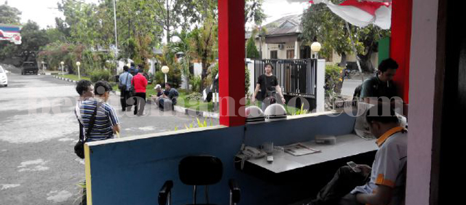 Para wartawan dan anggota Polres yang menunggu di halaman Bea dan Cukai Kota Bitung (foto beritamanado)