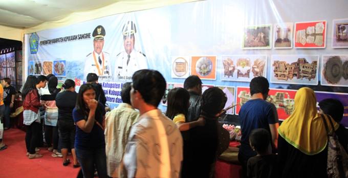 para pengunjung yang sibuk melihat hasil kerajinan serta makan dan kue asli