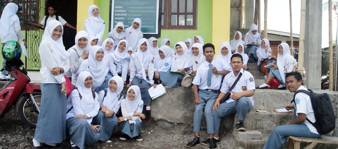 Siswa SMK Muhamadiyah yang belajar di teras (foto ist)