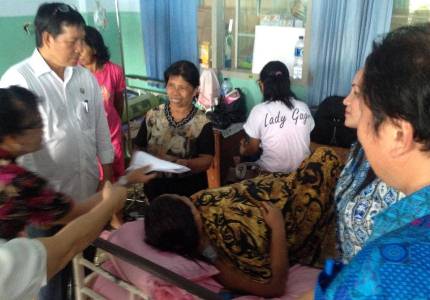 Walikota Manado, Vicky Lumentut saat menjenguk warga yang terbaring sakit