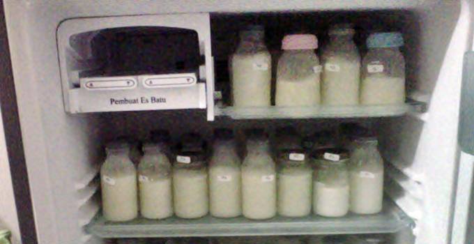 Air Susu Ibu Perahan (ASIP) yang dismpina dalam kulkas