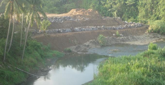 Pohon dan tanaman di bantaran sungai sudah berganti tanah dan bebatuan (foto beritamanado)