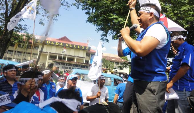 Pemimpin demo ketua KNPI Sulut Jackson Kumaat saat berorasi (foto beritamanado)