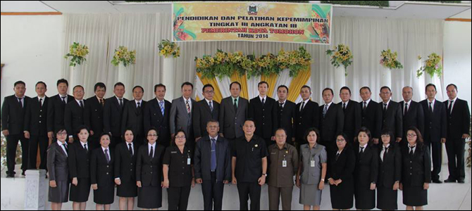 Foto bersama peserta Diklat PIM dengan walikota dan jajaran Pemkot Tomohon.