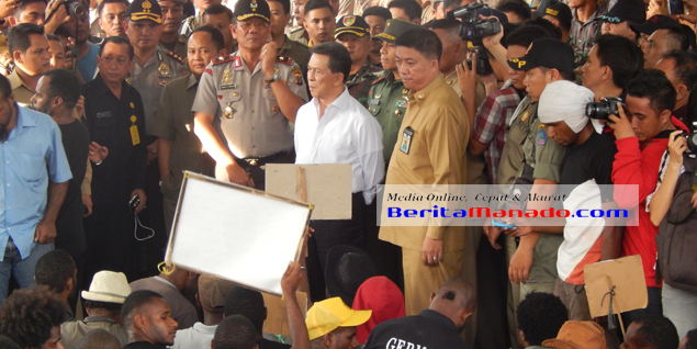 Gubernur Sulut S H Sarundajang saat menerima Demo mahasiswa Papua