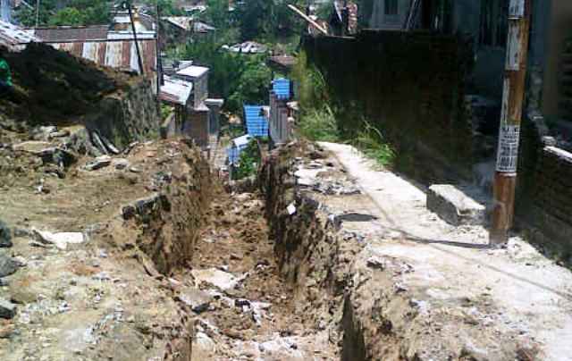 Pengerjaan proyek rainase di Kelurahan Singkil Dua