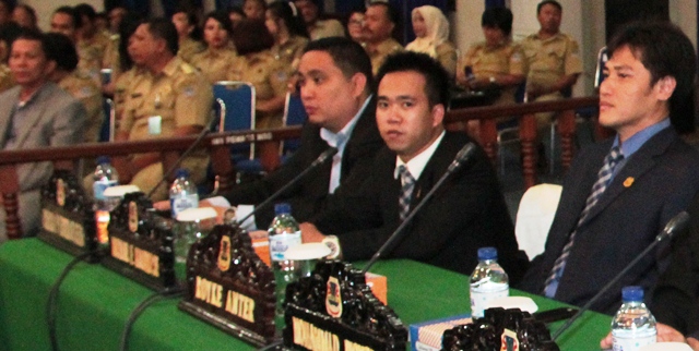 Royke Anter (kanan) saat menghadiri paripurna pelantikan pimpinan definitif DPRD Kota Manado