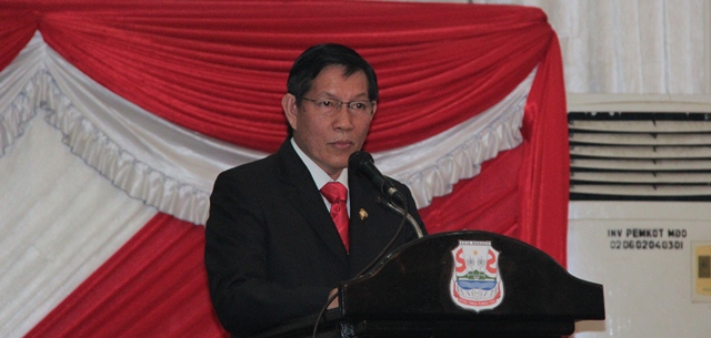Wali Kota Manado, Vicky Lumentut tengah memberikan sambutan dalam paripurna pelantikan pimpinan definitif DPRD Kota Manado