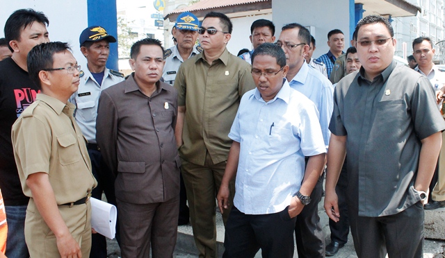 Sejumlah anggota DPRD Kota Manado saat mengunjungi lokasi proyek di kawasan Kalimas