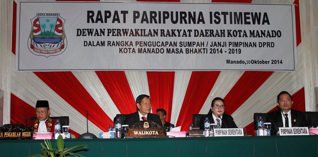 Pimpinan sementara Cicilia Longdong dan Richard Sualang bersama Wali Kota Manado Vicky Lumentut serta ketua PN Ahmad Shalihin saat pembukaan paripurna pelantikan