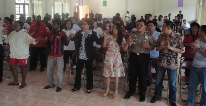 Ibadah kekeluargaan, Maya Rumantir bersama mahasiswa Papua serta, Kapolres Minahasa dan anggota DPRD Sulut Wenny Lumentut dan Juddy Moniaga (foto beritamanado)beritamanado)