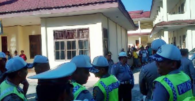 Polisi berjaga-jaga di Asrama Papua