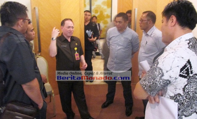 Sekretaris DPRD Sulut John Palandung tengah berdiskusi dengan sejumlah personil Dekot Manado