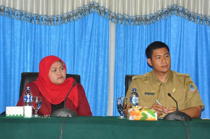 Bupati Kabupaten Bekasi, Neneng Yasin Hasanah (kiri) bersama Wakil Wali Kota Manado, Harley Mangindaan (kanan)