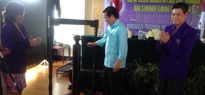 Wali Kota Vicky Lumentut membuka Kegiatan PDGI Cabang Manado 1
