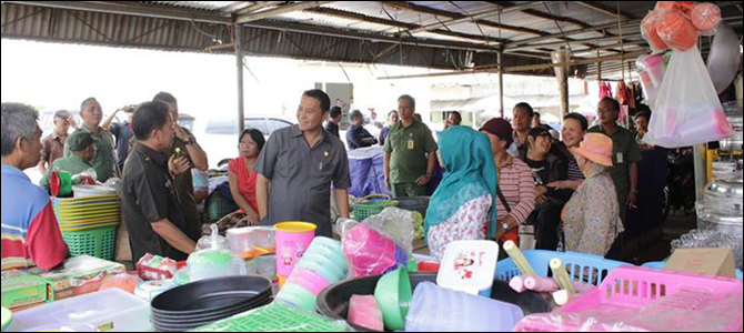 Walikota Tomohon saat berdialog dengan pedagang di Pasar Beriman.
