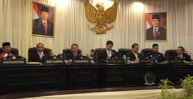 Usai dilantik menempati meja pimpinan (foto beritamanado)