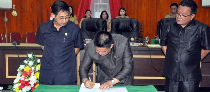 Tiga pimpinan DPRD Kota Bitung ketika menandatangani berita acara Tatib (foto ist)