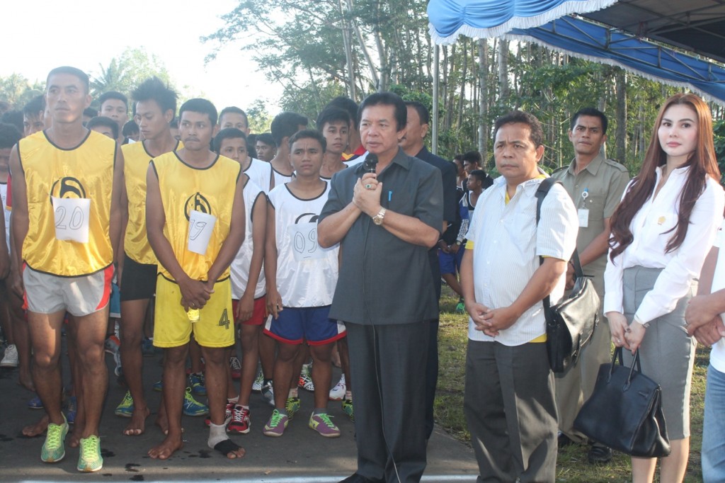 Bupati Sompie Singal didampingi Ketua IPMU Denny Wowiling dan Wakil Ketua Dekab Minut Shintya Rumumpe melepas peserta lomba lari