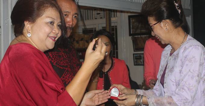 Ny Altje Singal Polii memberikan hadiah berupa cicin emas