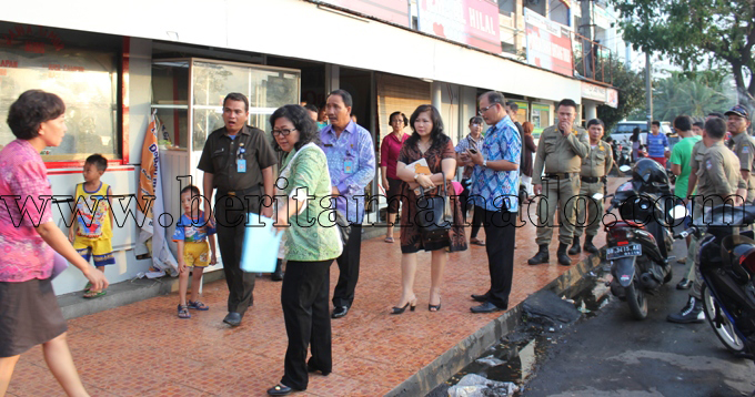 Pemkot Manado Sidak kepengurusan ijin rumah makan di Kota Manado RM Kawasan Boulevard 2