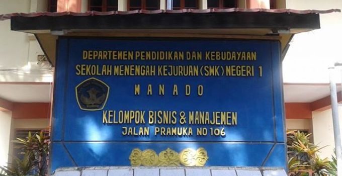 SMKN 1 Manado terletak di ruas jalan Pramuka no.106 tepatnya bersebelahan dengan SMAN 1 Manado.