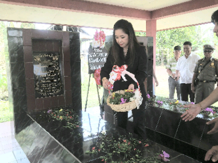 Wabup Minut Yulisa Baramuli menabur bunga di makam Alm Frits Sumampow di Tonsea Lama