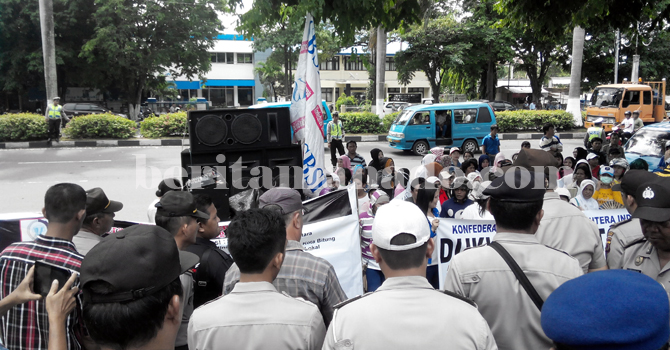 Aksi demo ratusan buruh di Kantor Walikota Bitung (foto beritamanado)