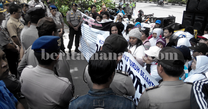 Aksi demo di depan kantor walikota Bitung (foto beritamanado)