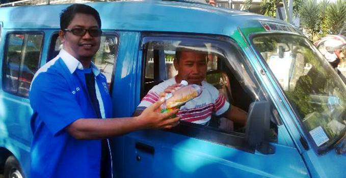 GAMKI Manado dan Pemuda GMIM juga melakukan pembagian Roti dan minuman kaleng bagi 500 sopir mikro di Kota Manado