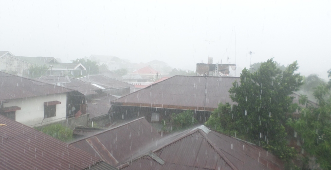 Hujan deras mengguyur kota Manado
