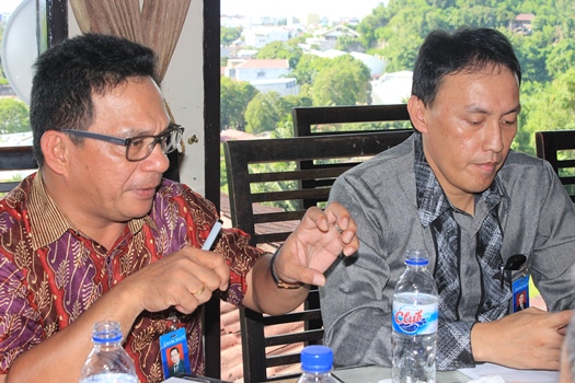 Direktur Kepatuhan Bank Sulut Jeffry Salilo (kiri) menyampaikan penjelasan pada wartawan didampingi Manajer Pemasaran Novry Kaligis. (foto: ady/beritamanado)
