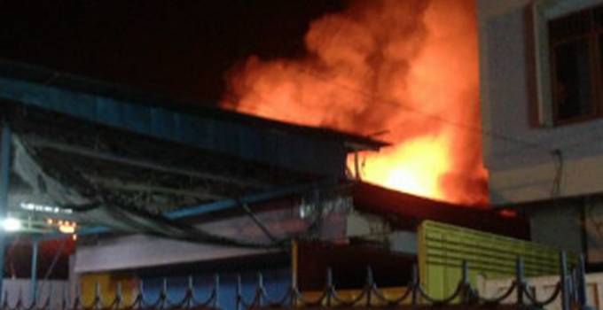 Kebakaran di Jalan Sam Ratulangi No 170 Depan Otomoto Manado