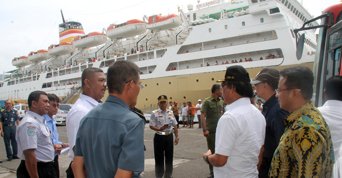 Komisi V DPR RI ketika meninjau  Pelabuhan Samudera Kota Bitung (foto ist)
