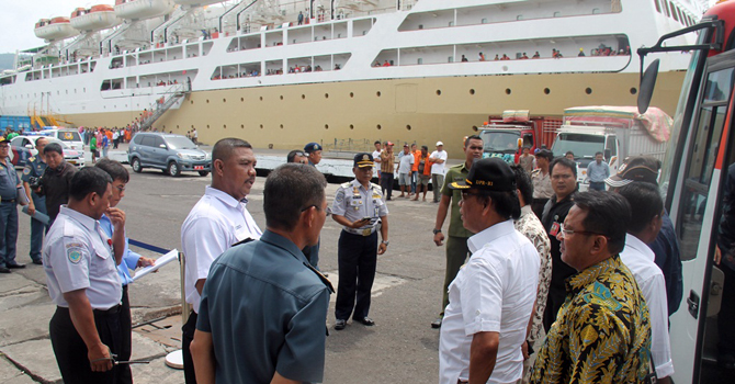 Komisi V DPR RI ketika meninjau Pelabuhan Samudera Kota Bitung (foto ist)