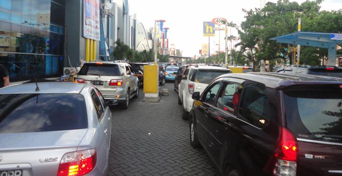 Antian panjang kendaraan masuk palang parkir kawasan Mantos (foto beritamanado, Minggu 21/12/14)