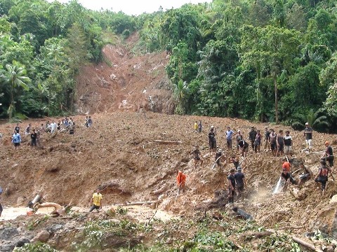 Penggalian masih terus dilakukan di lokasi longsor Lesabe Kecamatan Manganitu. 
